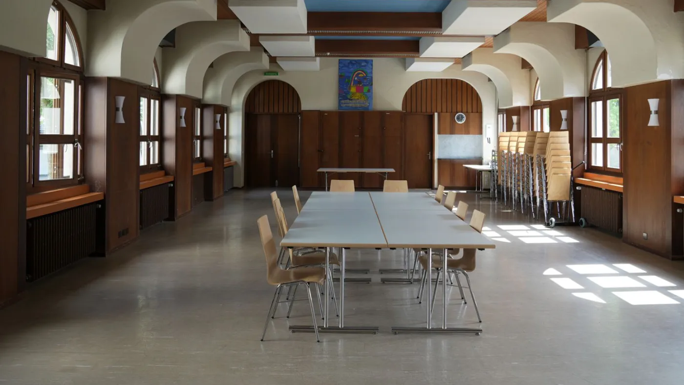 Pfarrsaal mit Tischen und Bestuhlung